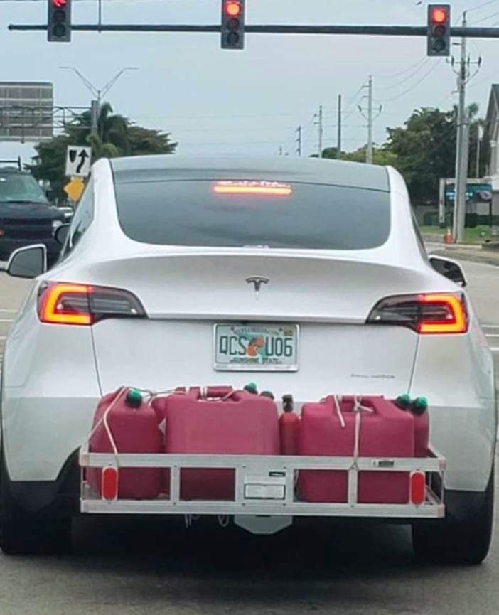 Dude has diesel generator in the boot and hauls gas incase he runs out of charge 🤣🤣🤣🤣🤣🤣 He hauls gas outside so his tesla doesn't smell like diesel 🤣🤣🤣🤣🤣🤣🤣🤣🤣🤣

#tesla #elonmusk #ev #model3 #lol #recall #cybertruck #Mopar #MoparOrNoCar #v8 #v8power #AmericanMuscle