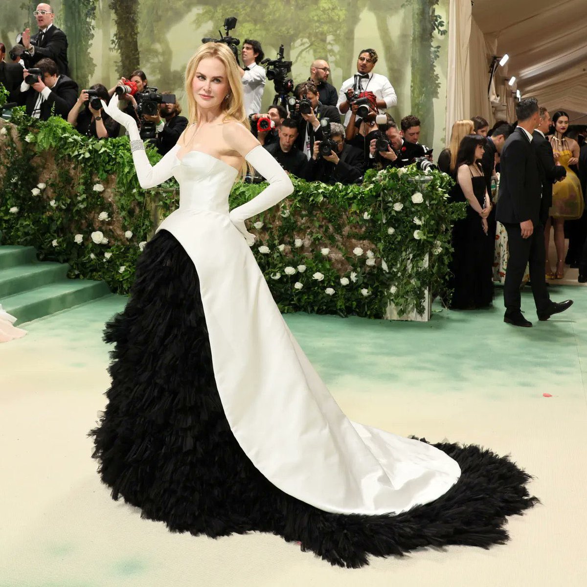 Awestruck at this Balenciaga look from Nicole. She has been a red carpet style icon for decades at this point and she continues to reign - respect is deserved!#nicolekidman #balenciaga #MetGala