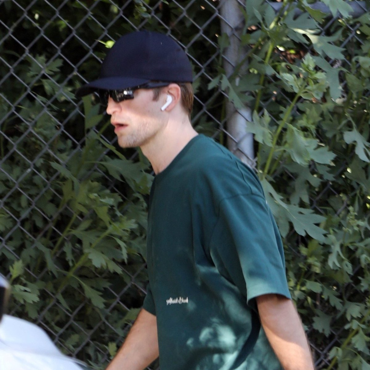 May 6: Robert Pattinson hiking in Los Angeles pattinson-photos.com/thumbnails.php…