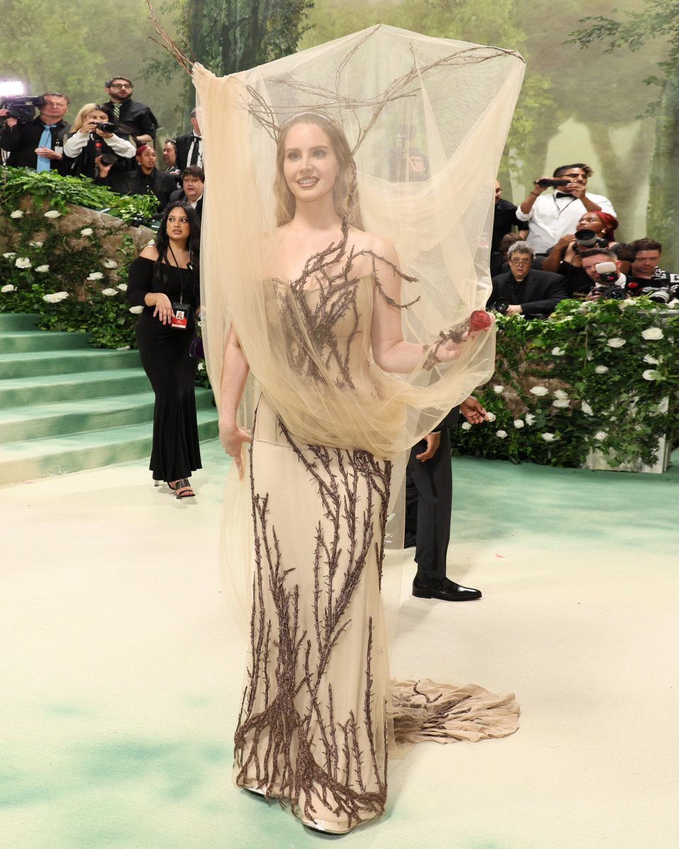 #LanaDelRey wearing custom-made Alexander McQueen by Seán McGirr to the 2024 #MetGala. ​ ​ Referencing archival #AlexanderMcQueen, the dress is hand-embroidered with bronze hammered bullion hawthorn branches, inspired by Alberto Giacometti’s sculptures.