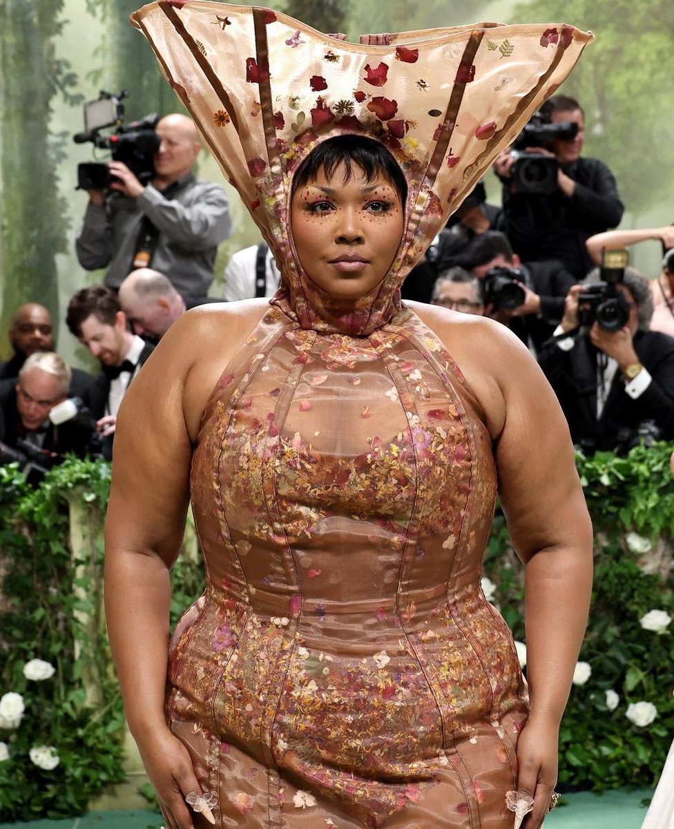 #Lizzo dressed for the theme at the #MetGala 👏🏾 Are y’all feeling her look⁉️ 📸: Getty Images