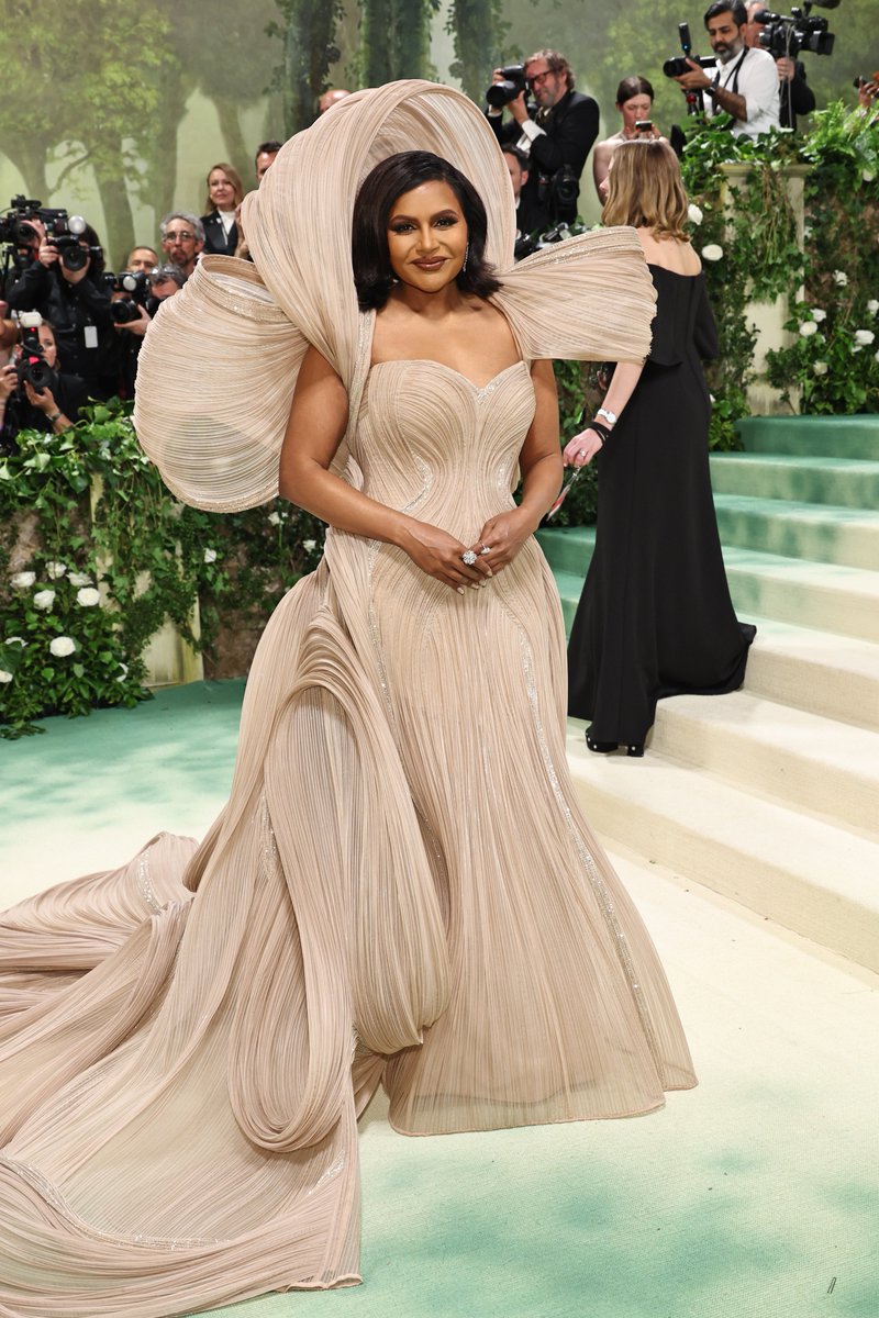 Mindy Kaling embodies a human flower for the 2024 #MetGala