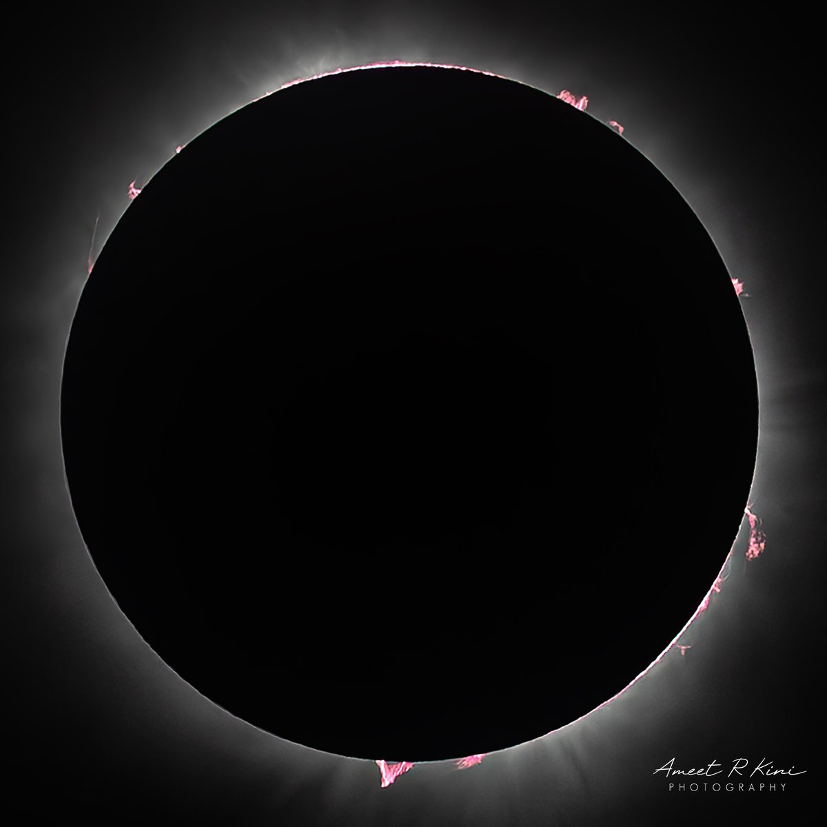 AmeetRKini's tweet image. Those striking prominences! This is an overlay of two totality pictures, one taken at second contact, when the upper prominences were more visible, and another taken 3 min 30 sec later, just before third contact, when the lower prominences became more dramatic!
#SolarEclipse2024