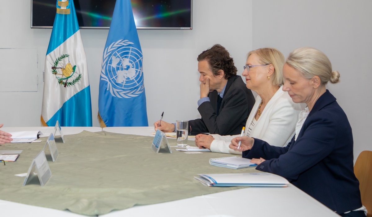 La #ViceCancillerGT María Luisa Ramírez recibió la visita de la Subsecretaria General del Departamento de Asuntos Políticos y de Consolidación de la Paz de las Naciones Unidas, Elizabeth Mary Spehar. El objetivo del encuentro fue realizar un acercamiento con la Cancillería, para…