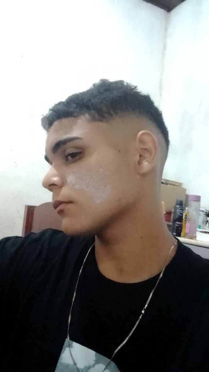 _Spaceb0y's tweet photo. Cabelo na régua isso branco na cara e pomada pra acne https://t.co/uaEDgRKsdd