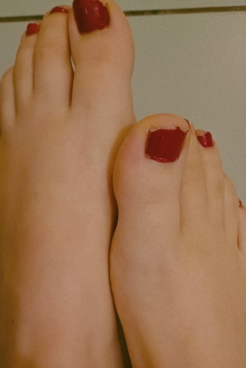 Hello to the ones who loves feet 🫦👅 #feetman #feetmans #feetworshi̇p #Feet #findom #findomgodess #dmme #dominant #dominance