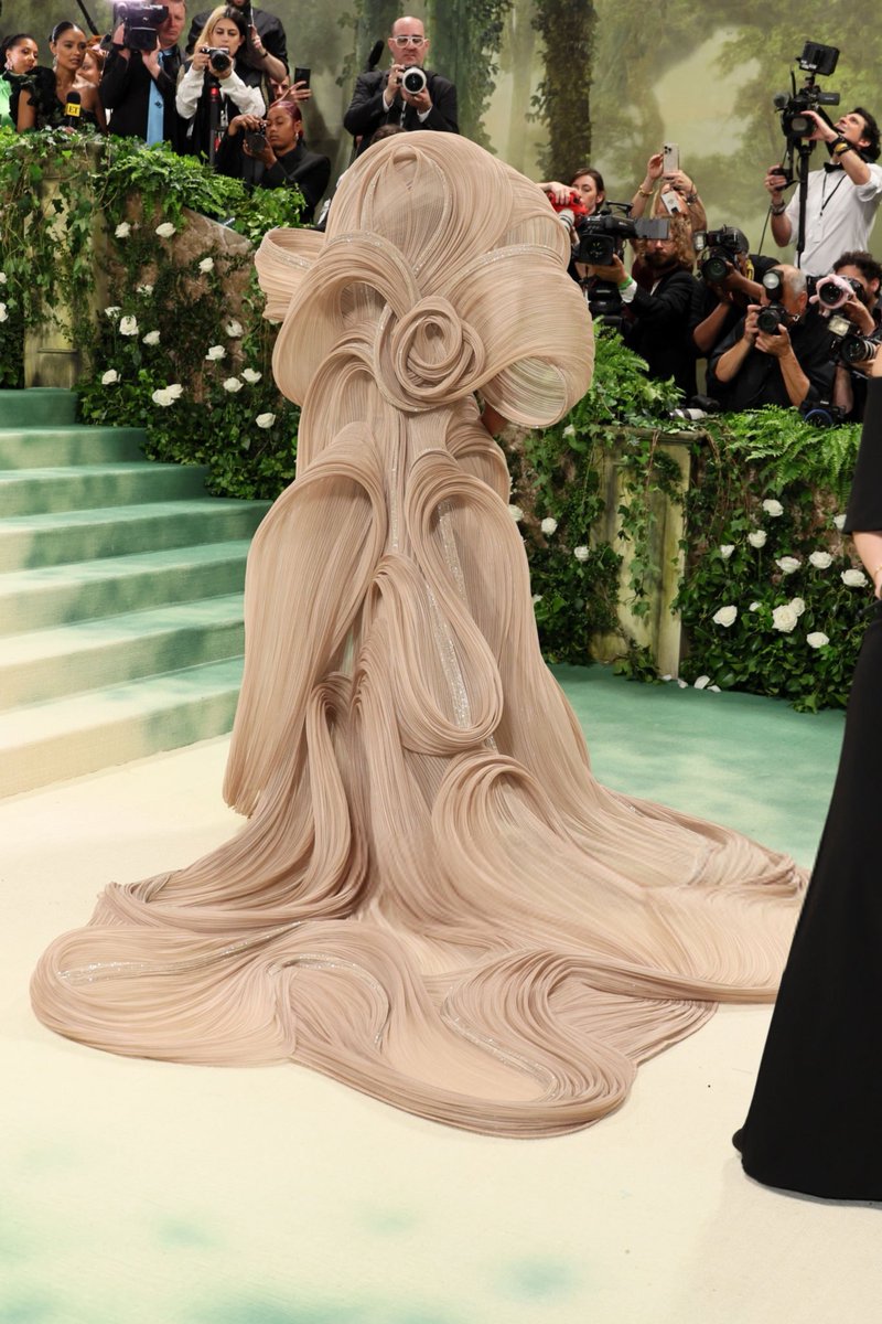 The back of her dress is even cooler #MetGala #MetGala2024