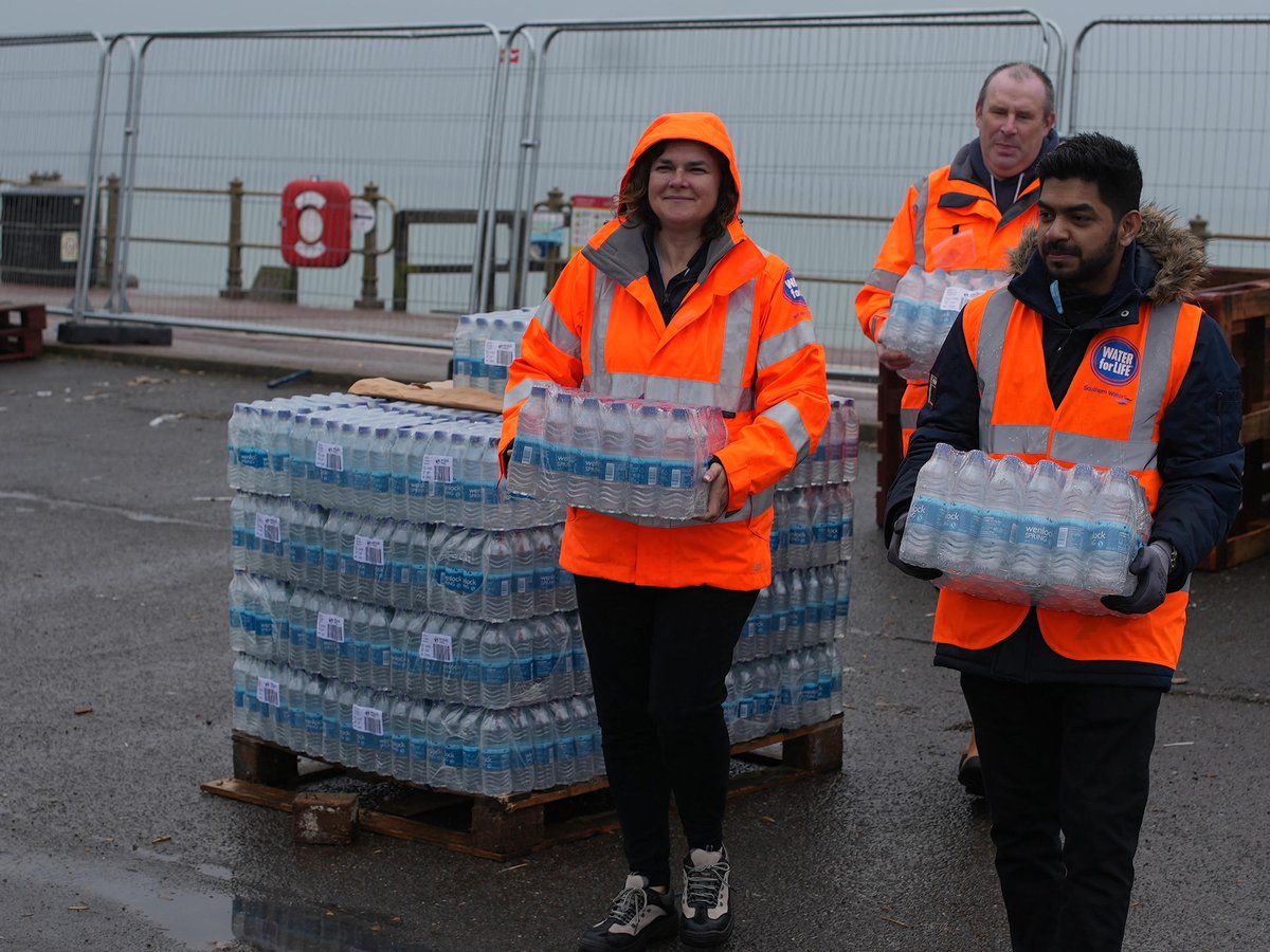 We are deploying our fleet of tankers to support areas still without water supply. We're delivering over 1 million litres of bottled water to vulnerable customers. Update here: ow.ly/CAJP50RxHLT