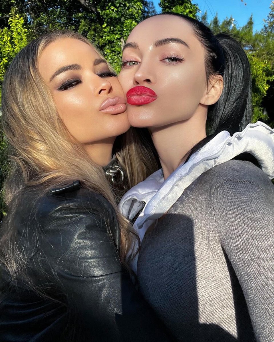 carmenelectra's tweet image. vampire girlfriends 💋🧛‍♀️
