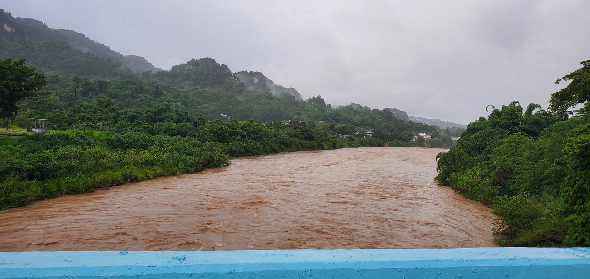 Río Grande de Manatí desde el puente de Ciales en la carretera 149. Precaución a los residentes de Manatí y Barceloneta que están cerca del cauce del Río.