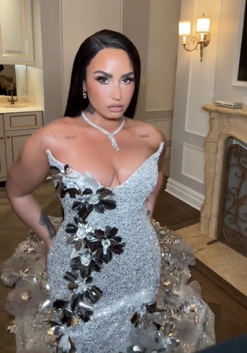 dlcharts's tweet photo. Demi Lovato is trending after looking stunning for the Met Gata tonight. https://t.co/C2FKX2lZMu