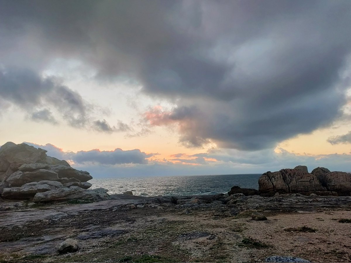 On n'en était pas loin encore ce soir. Demain, on l'aura, notre coucher de soleil !
Rochers de Saint Guénolé 
#Breizh #Bretagne #PaysBigouden