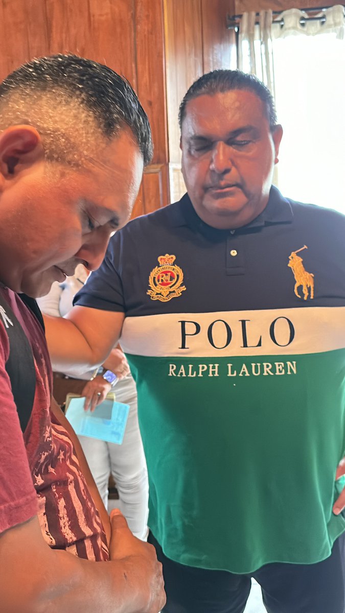 Pastor Oscar Flores, presidente y fundador de la Fundación Construyendo Sueños y Esperanzas, entregó una donación de $3000 al agente Oscar Monterroza, para gastos funerarios. El hijo del agente se suicido con el arma de fuego del papá, el pasado sábado 4 de mayo.