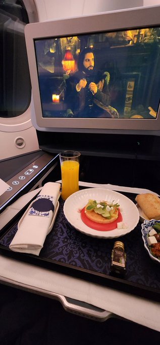 Genuinely vibing 😍🌸🌙🛩️  Ser hvordan s&oslash;tt sjokolade huset er! https://t.co/5DuRhWh3Gz