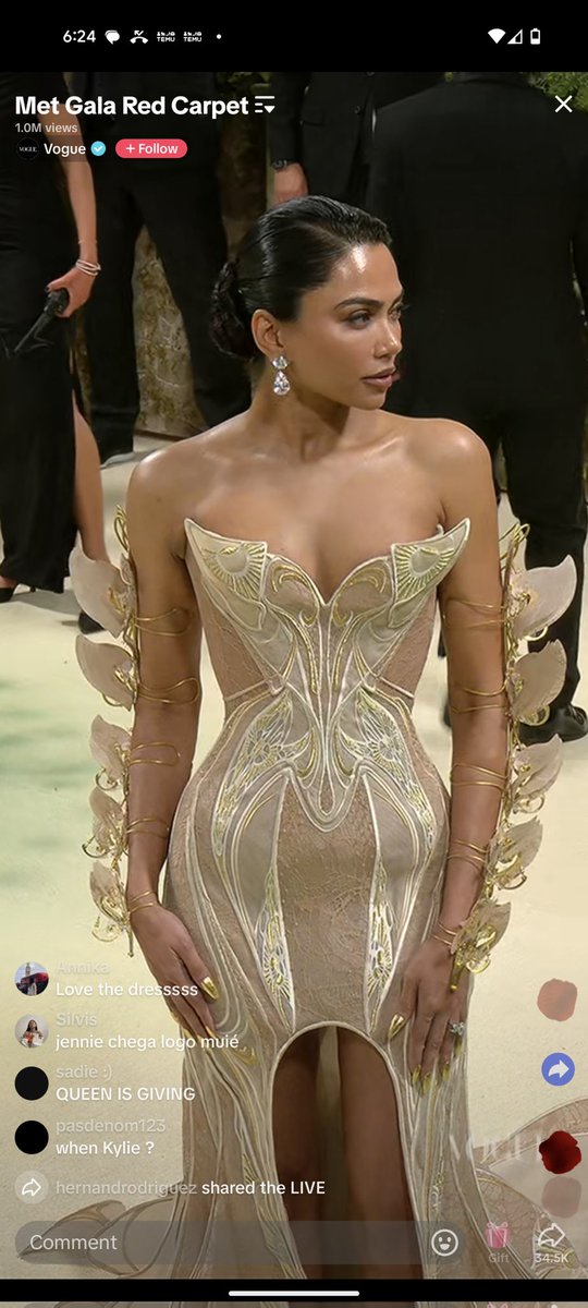 Please who is this queen?!?!?! #MetGala