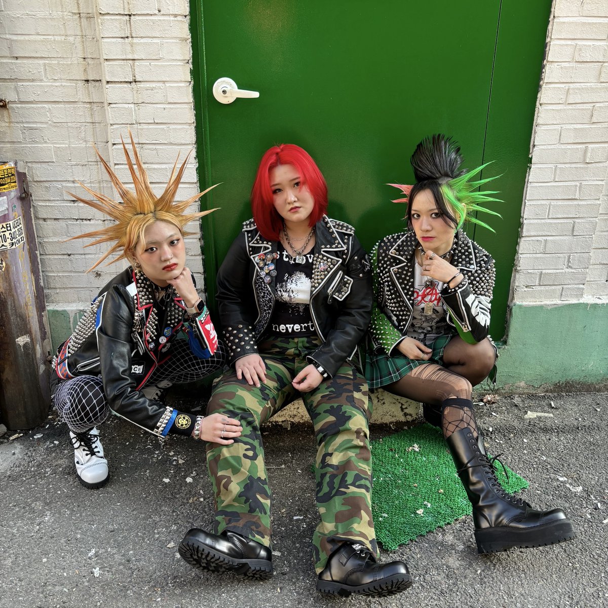 'a great introduction to the band for those unfamiliar, and an exciting start to a new chapter for their fans' Seoul-based punks @rumkicks are back with a new single, 'Let's Go'. ✍️ Stacy Norman loudwomen.org/2024/05/07/rum…