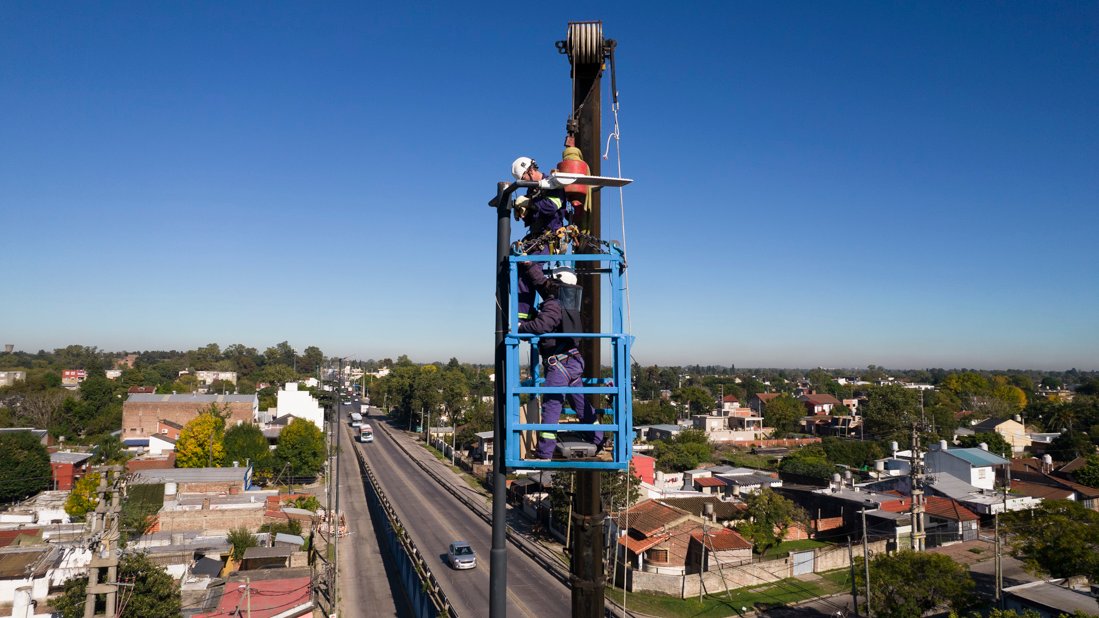 💡💡 Estamos renovando el sistema lumínico del Puente de Claypole con nuevos equipos de luces Led que poseen mayor potencia tanto sobre la Ruta 4 como en las calles colectoras, mejorando la iluminación en toda esa zona estratégica de nuestro distrito.

#BrownConVos