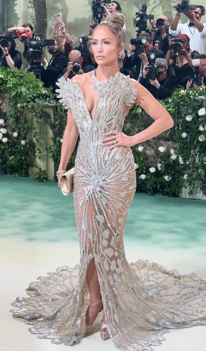 Co-chair #JenniferLopez sparkles her way up the red carpet at the #MetGala. ✨
