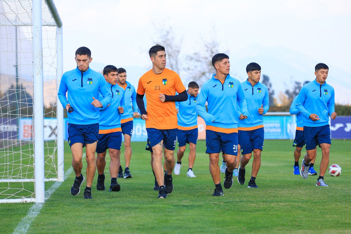 cac_ohiggins's tweet photo. #Interinato ⚠️ | Les dejamos imágenes del primer entrenamiento de O'Higgins sin Juan Manuel Azconzábal. La práctica la dirigió el interino Víctor Fuentes (🇨🇱) y dará una conferencia de prensa el día jueves al mediodía. Gentileza de Comunicaciones O'Higgins 📷. https://t.co/7FFuLuJm6m
