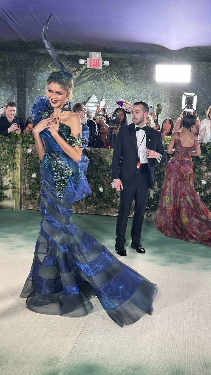 The one and only #Zendaya has arrived—stunning and smiling her way up the #MetGala red carpet. 💙✨