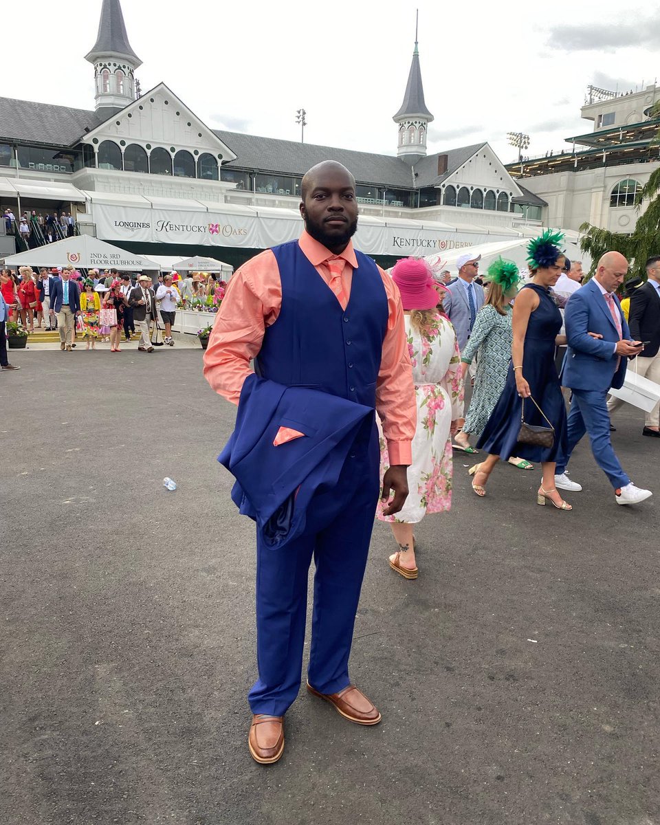 Just because Derby week has wrapped up doesn't mean the fashion show is over! Show off your shining style from the track and don’t forget to tag us with #TravelKY!👒💙 Plan a trip to horse country: bit.ly/44dWRRa 📸 (1-3) @bluedeltajeans (4) 2pete_ 📍 @KentuckyDerby