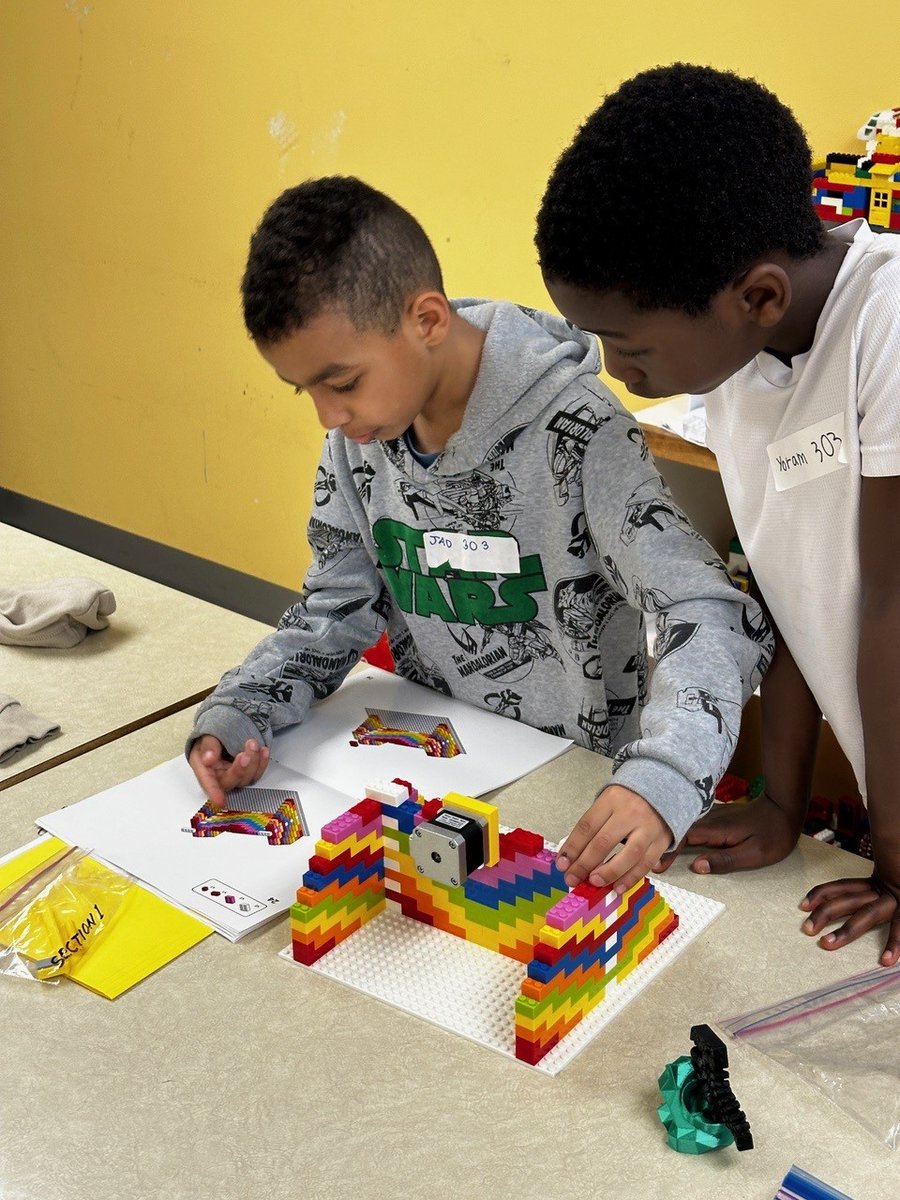 École Ste-Geneviève Ouest
En partenariat avec Ulio3D, quelques élèves ont pu construire une imprimante 3D avec l'aide de briques emboîtables sous la supervision de M. Daniel Thibault et son assistant Sam Bélanger. On peut voir aux sourires que cette activité a été un succès.