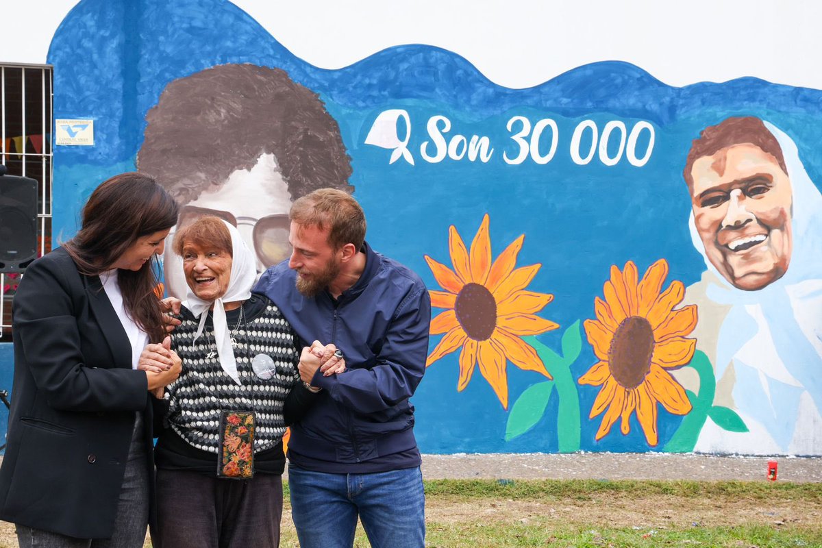 🤍Lomas honra a las que lucharon por nuestro país. Con muchísima emoción, en Fiorito inauguramos el mural en homenaje a la enorme Taty Almeida y a su hijo, Alejandro, compañero detenido-desaparecido.