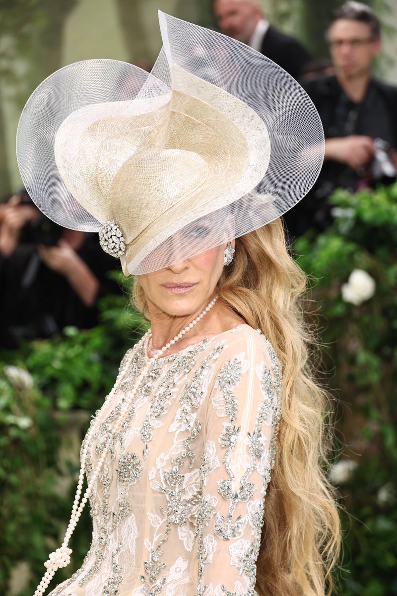 MTV's tweet photo. Carrie Bradshaw STUNS at the #MetGala 📸

🌟 @SJP https://t.co/J3246mEzAz