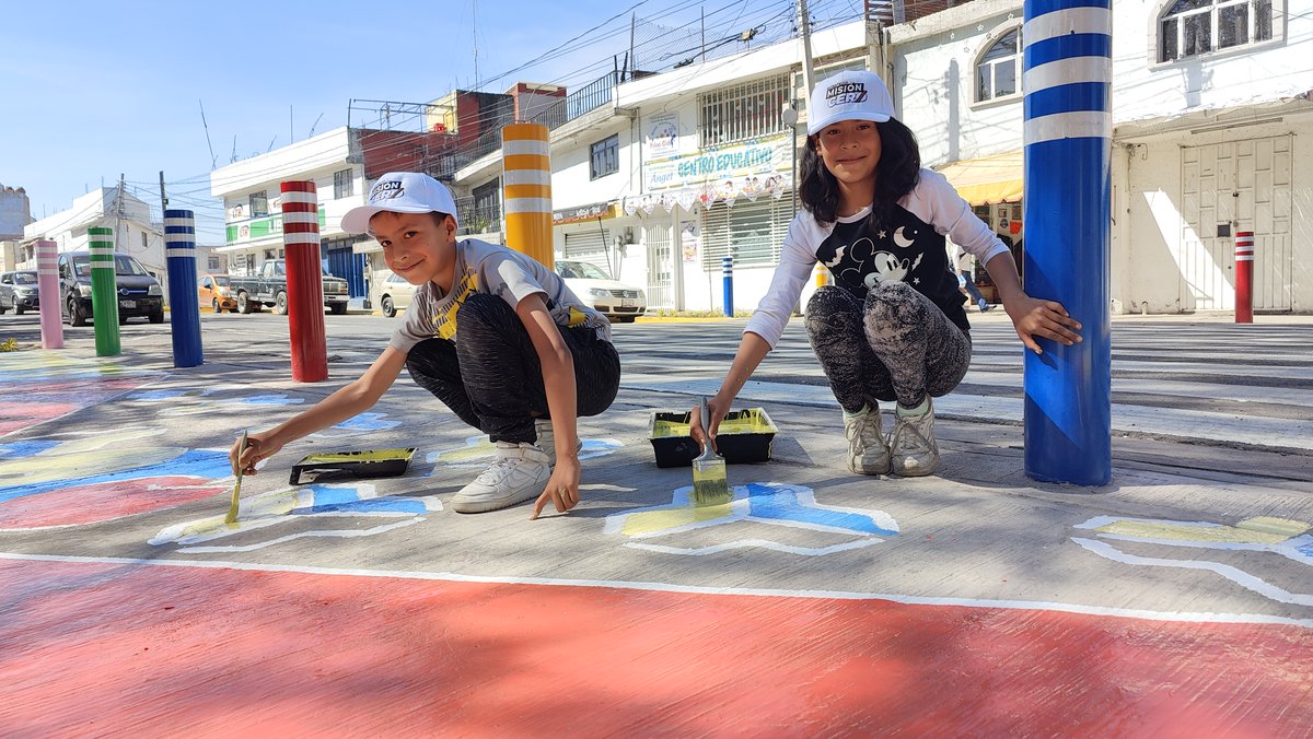 CEMEXMx's tweet photo. 🚦 📍 Mejoramos la movilidad en Puebla, en colaboración con el Centro Escolar José María Morelos y el Ayuntamiento.

👷Estas acciones tienen como objetivo reducir la velocidad vehicular en el entorno escolar, para disminuir los riesgos que enfrentan alrededor de 3,000 niños que acuden al centro educativo.

Seguimos marcando una diferencia significativa con Estrategia Misión Cero.
#Cemex #EMC