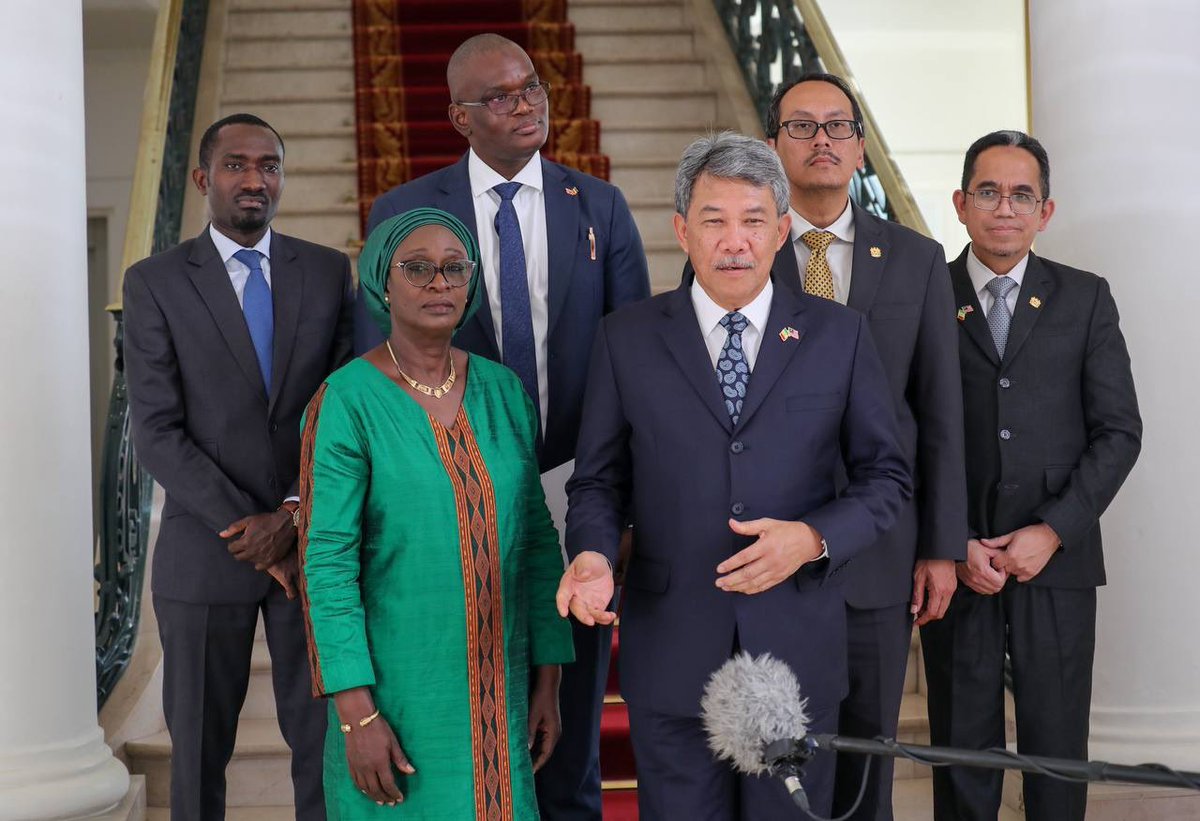 Le @PR_Diomaye a reçu cet après-midi, l'Honorable Dato' Seri Utama Haji Mohamad bin Haji Hasan, Ministre des Affaires étrangères de la Malaisie. Cette rencontre s'inscrit dans le cadre du renforcement de la coopération bilatérale entre Dakar et Kuala Lumpur.