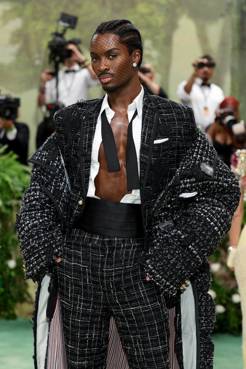 The mesh. The tie. The look! Alton Mason is working this Thom Browne fit on the #metgala carpet. See more looks from the night here: gq.mn/405rQDx
