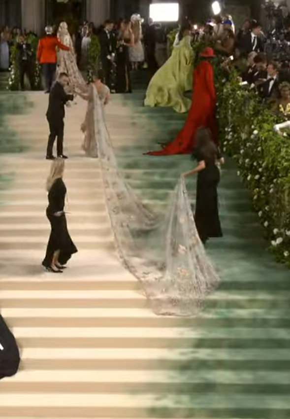 carriecmoney's tweet photo. YOOOO THE FUCKIN SARI #MetGala https://t.co/hQcf4WAwBP