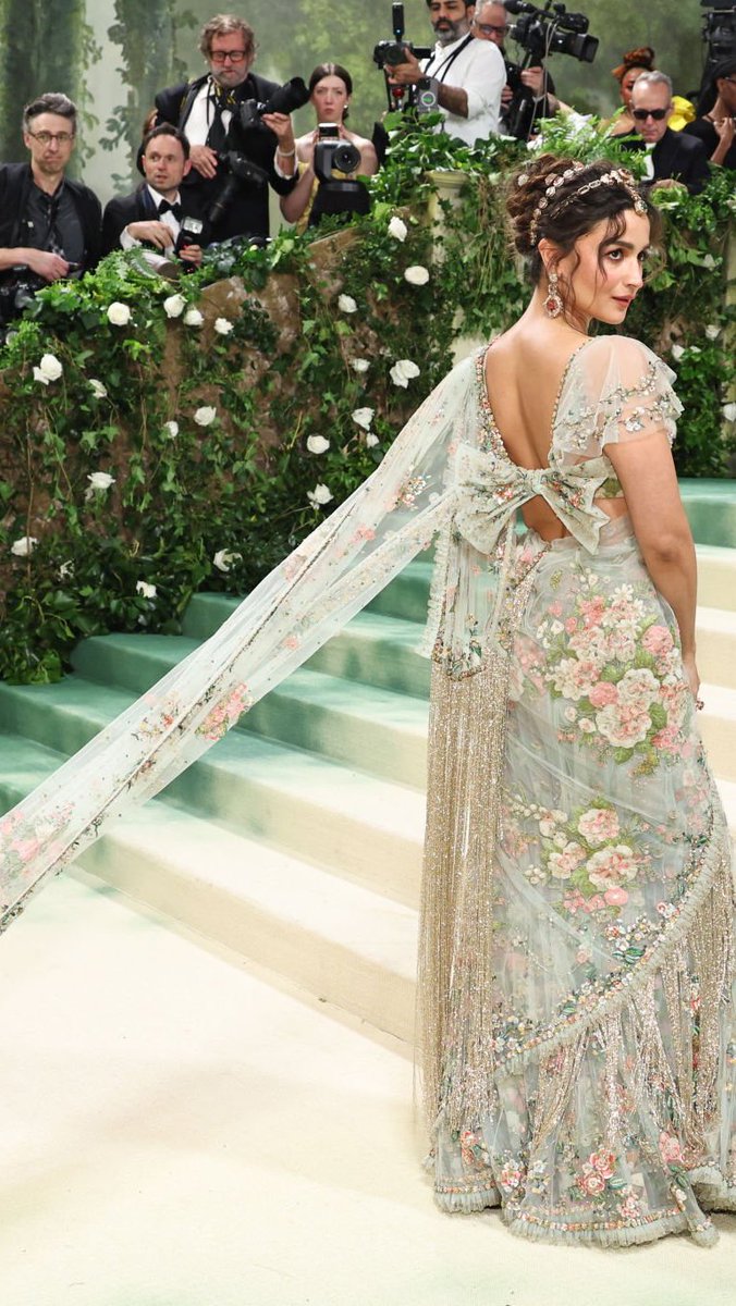 jeffispunk's tweet image. alia bhatt at the #metgala