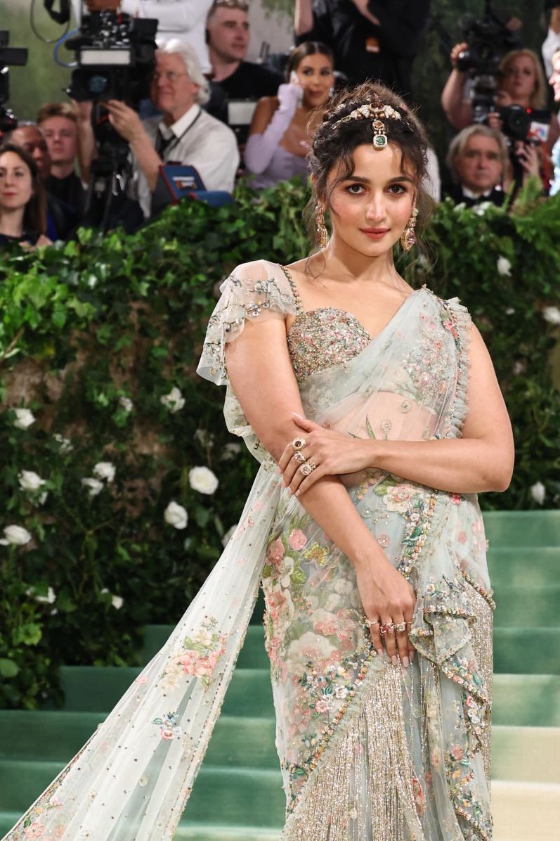 jeffispunk's tweet image. alia bhatt at the #metgala