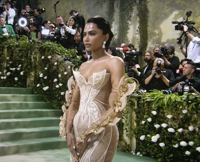 Scorpiana95's tweet image. Mother Nature, her daughter, and her evil sister #MetGala