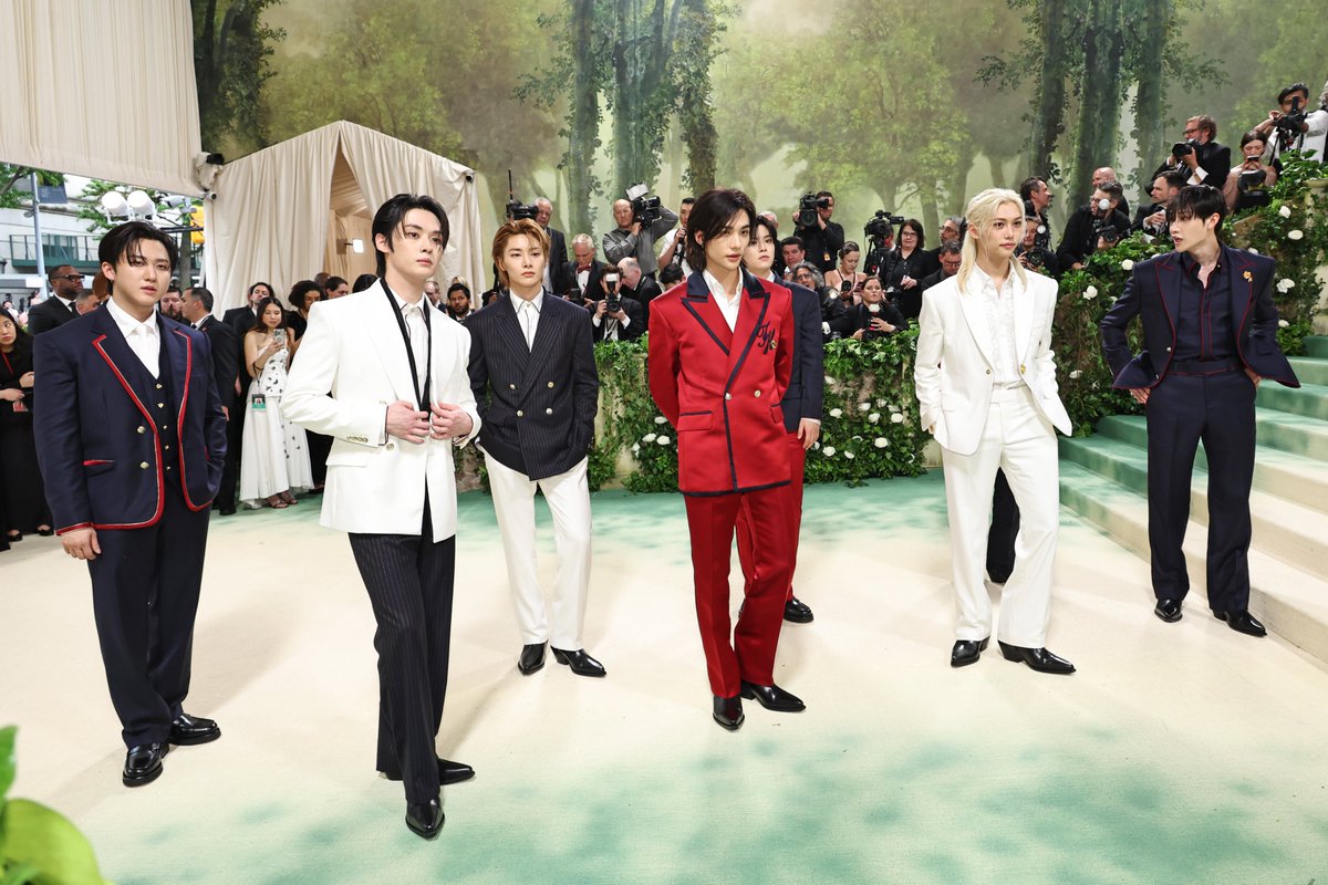 ellejapan's tweet photo. 【#メットガラ 2024】レッドカーペット速報！

Stray Kids
ウェア／全てトミー ヒルフィガー
https://t.co/uGmh9MxsPP

#MetGala #MetGala2024  #StrayKids_MetGala https://t.co/4ESIzbktCH