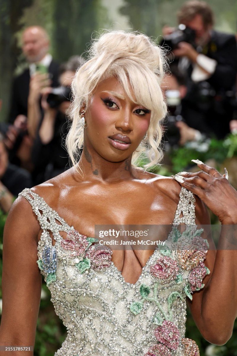 sasouumk's tweet image. AYA AU MET GALAAAA