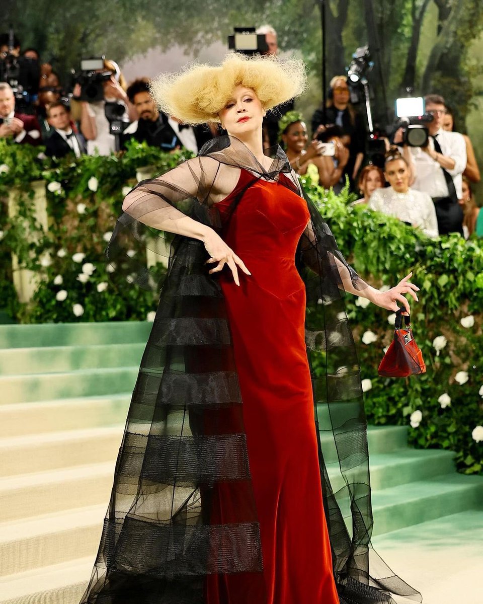 Un espectáculo teatral es el de Gwendoline Christie en Margiela, en su llegada a la #METGala