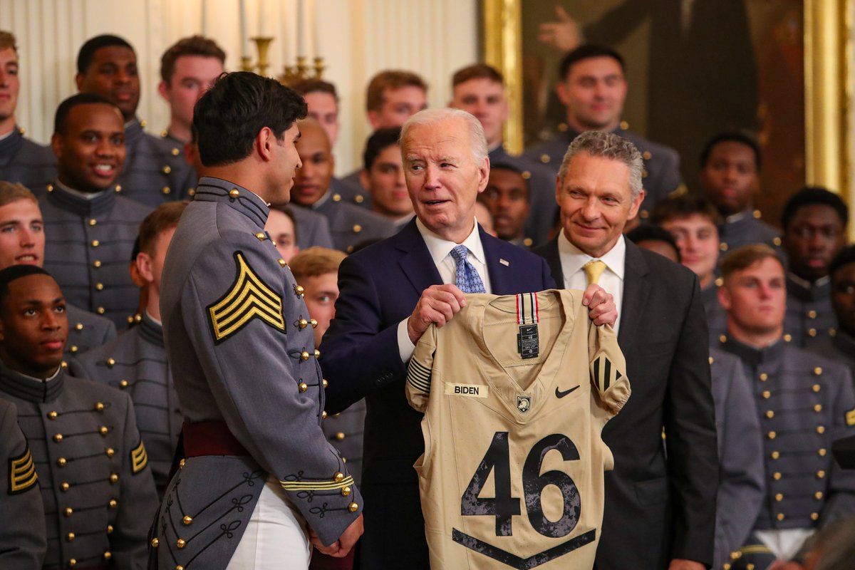 From the upset win against ranked @AF_football to the nail-biting, goal-line victory over @NavyFB, it was amazing to cheer @ArmyWP_Football again as @POTUS presented the Commander-in-Chief's Trophy to our future @USArmy leaders. #GoArmyBeatNavy #SingSecond