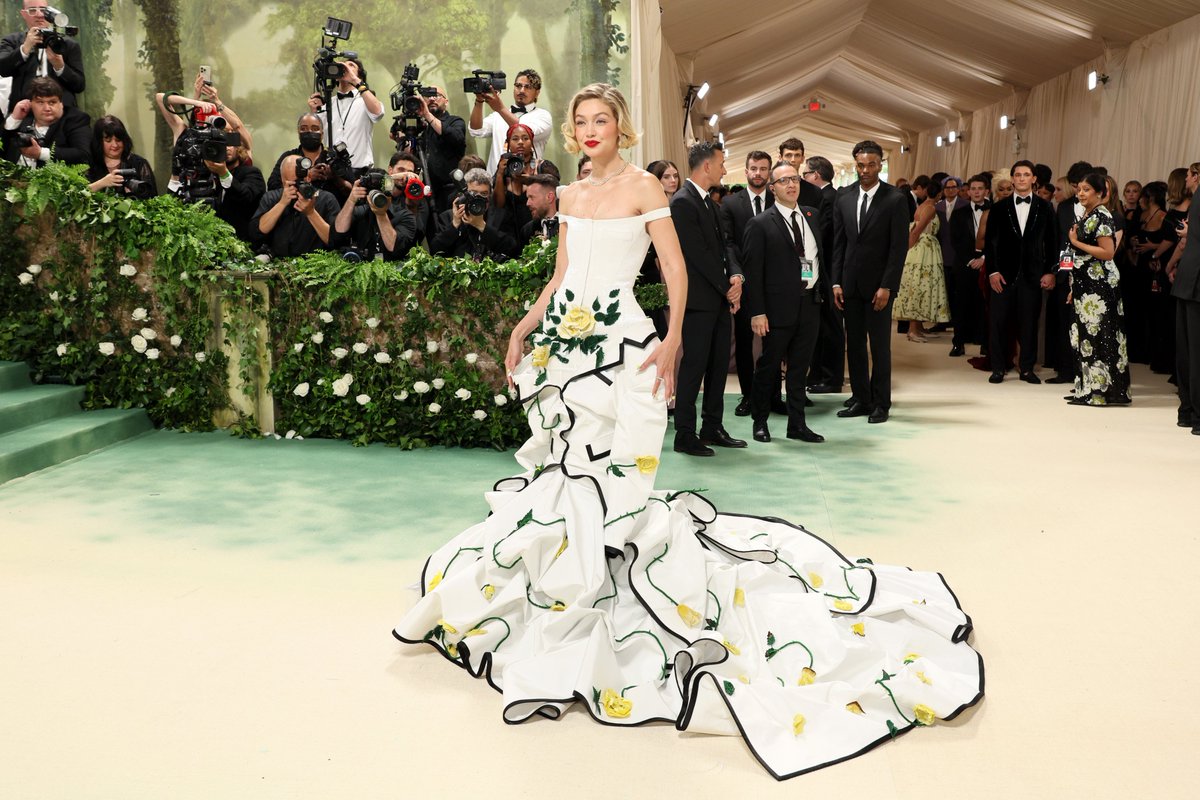 Gigi Hadid's #MetGala look is EVERYTHING to me🌼