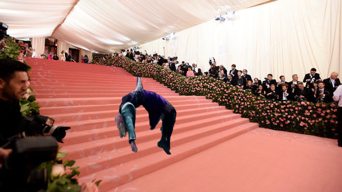 #GWENSTACY has arrived to the #MetGala, doing her iconic backbend.