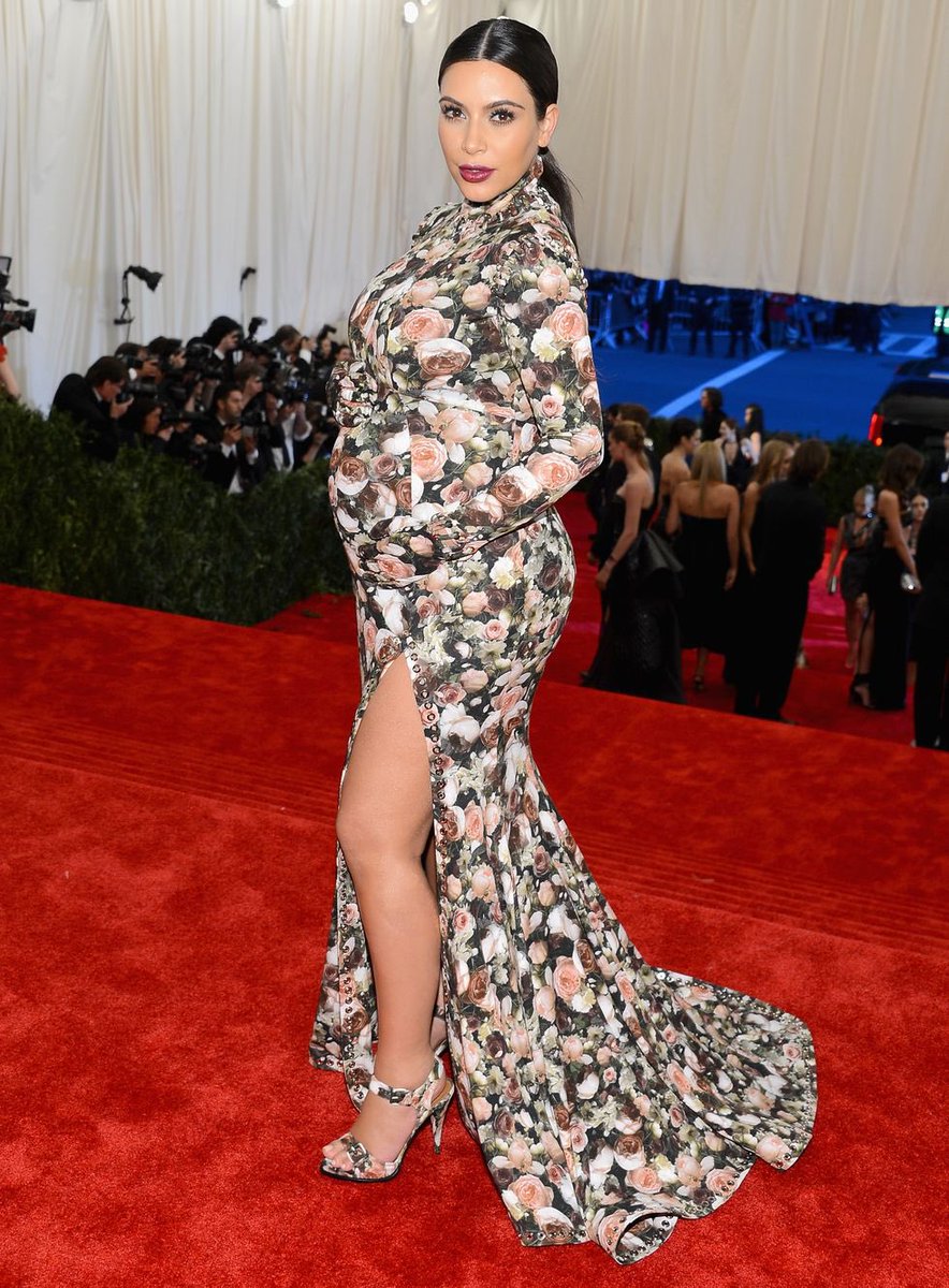 LDRshit's tweet image. KIM KARDASHIAN JUST SHOWED UP TO THE #MetGala