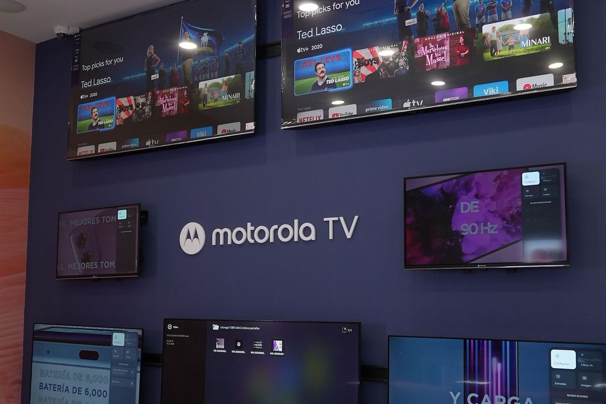 Ahora @MotorolaMX competirá contra Samsung no con teléfonos, sino con Smart TVs. La firma lanzó sus #MotorolaSmartTV que van desde 32' por 2,999 pesos, hasta 65' por 10,999 pesos. Ofrecen #GoogleTV, y los modelos de 55' y 65' tienen panel QLED 4K, y los de 32' y 43' DLED Full HD.