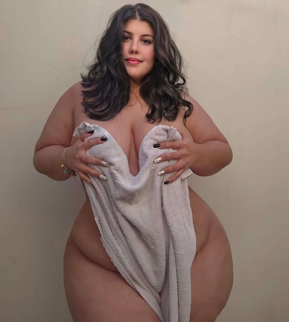 BiancaNovaaees's tweet image. Amoooores 
Se chegar em 10.000 RT eu deixo a toalha cair 🔥🔥🔥🔥🔥
Bora lá ? Rsrs