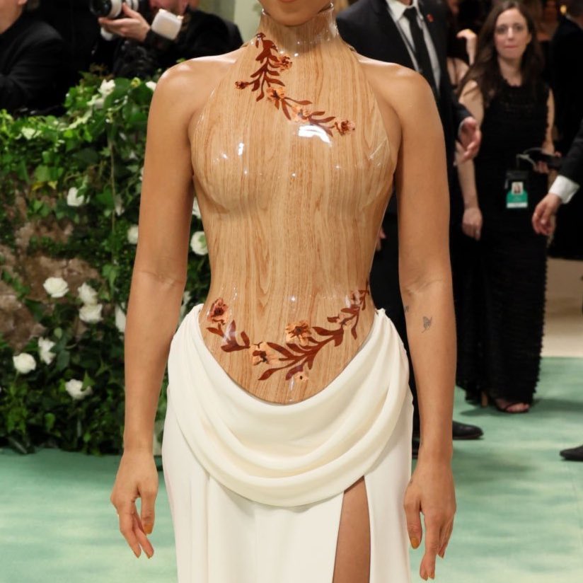 taylor russell in custom loewe by  jonathan anderson, made from wood 🪵 
#MetGala