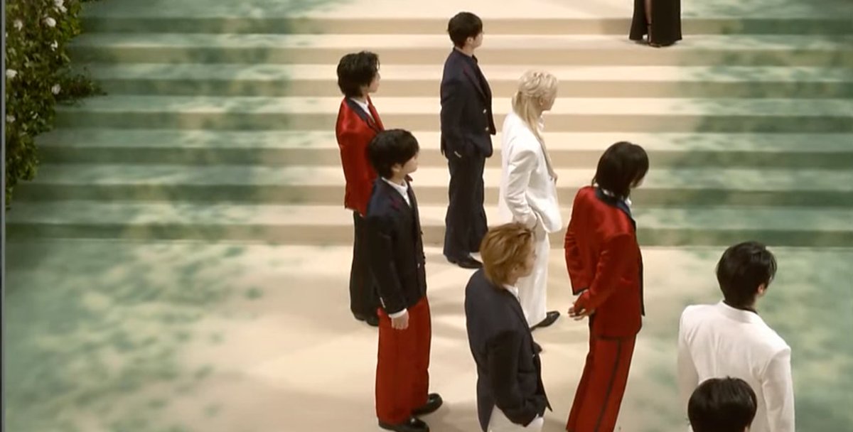 Why did I get tricked into thinking Phoebe Bridgers was posing with this group of people #MetGala