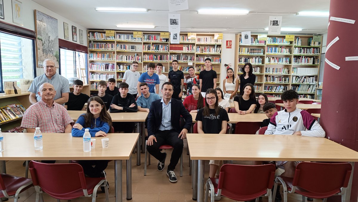 pacobati's tweet photo. Gracias a @mrossemp de parte de @ieseras por compartir con nuestro alumnado tu experiencia como eurodiputado y explicar tu labor en @Europarl_ES.
Los alumnos/as han disfrutado y aprendido mucho. https://t.co/m83FUdAuLb