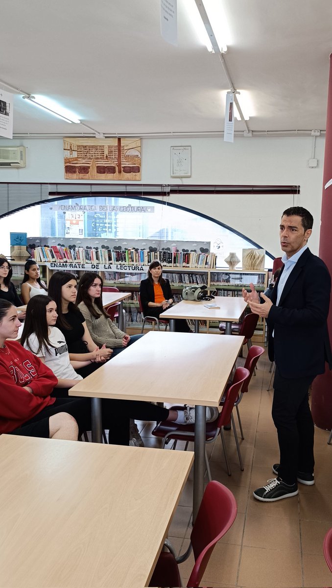 pacobati's tweet photo. Gracias a @mrossemp de parte de @ieseras por compartir con nuestro alumnado tu experiencia como eurodiputado y explicar tu labor en @Europarl_ES.
Los alumnos/as han disfrutado y aprendido mucho. https://t.co/m83FUdAuLb