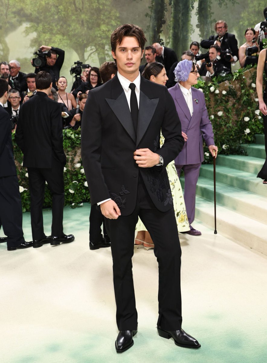 Baby…you’ve played all these gay men and you couldn’t find a single gay to style you properly? #MetGala