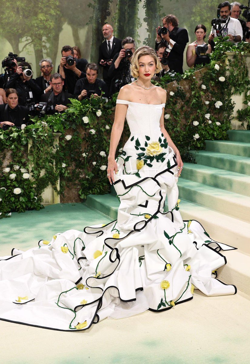 Gigi Hadid in Thom Browne is the moment, definitely one of the top 10 looks of the night already